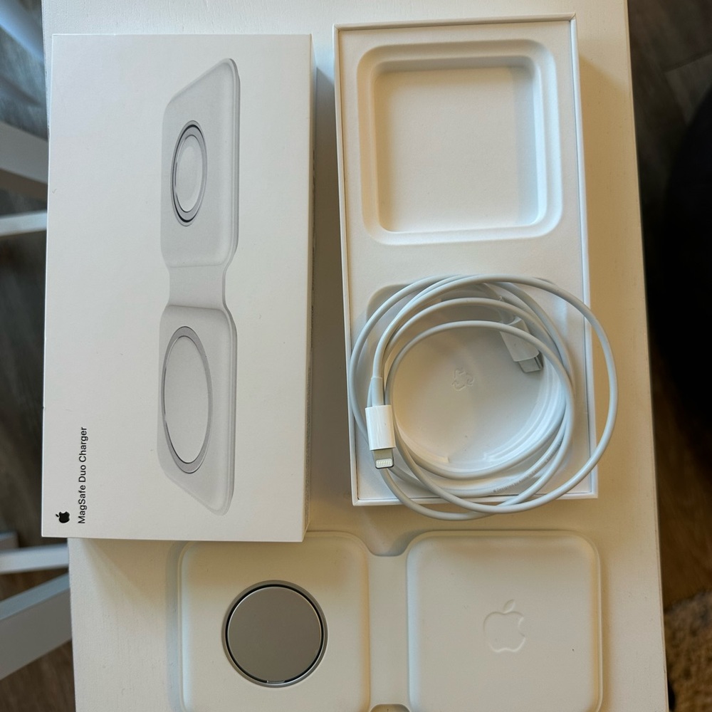 White Apple MagSafe Duo Charger